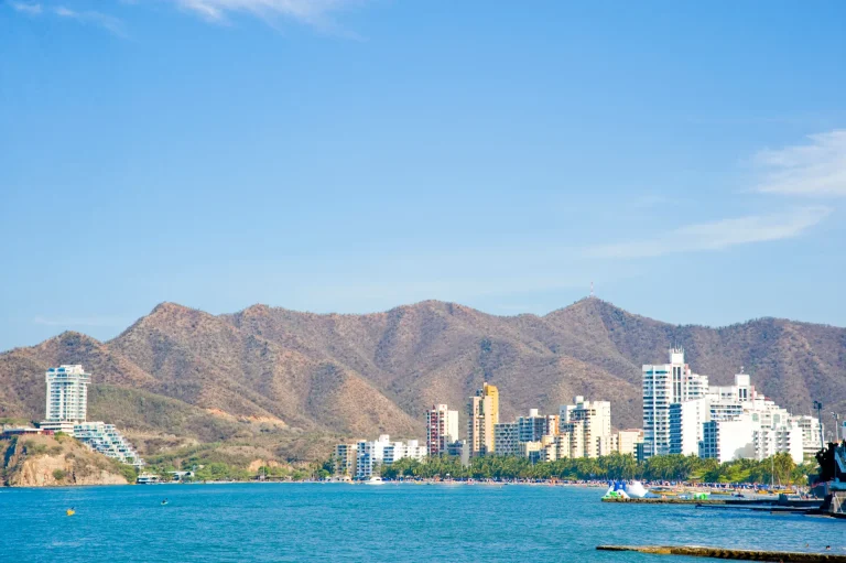 Bahía de Santa Marta con edificios frente al mar y montañas, Colombia