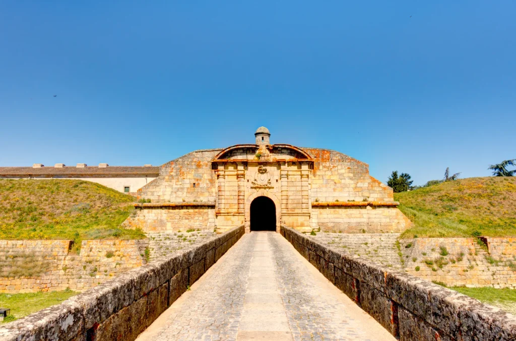 Puerta de una fortaleza colonial portuguesa de piedra, similar a la Fortaleza de Santa Teresa en Rocha, Uruguay