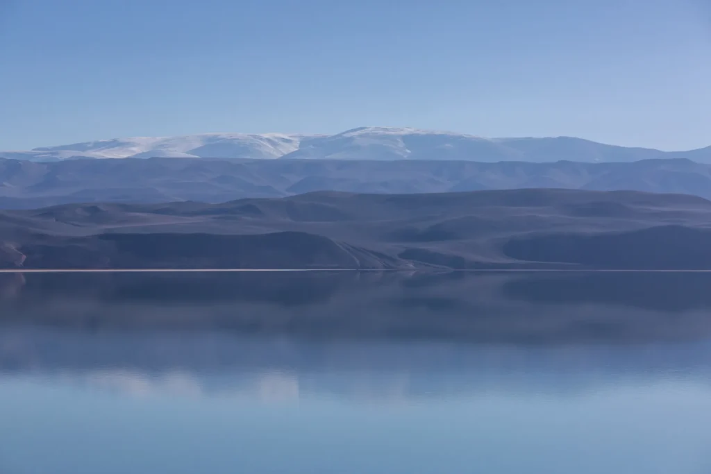 Lago sereno rodeado de sierras en Argentina, paisaje similar a los embalses de las Sierras de Córdoba
