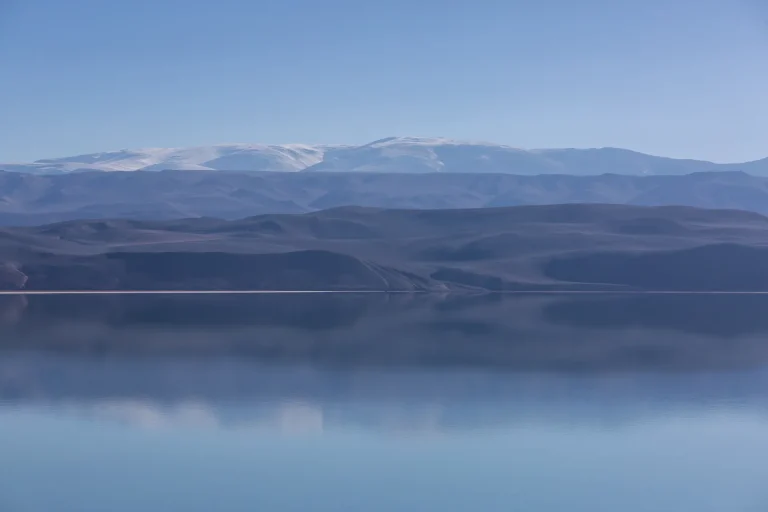Lago sereno rodeado de sierras en Argentina, paisaje similar a los embalses de las Sierras de Córdoba