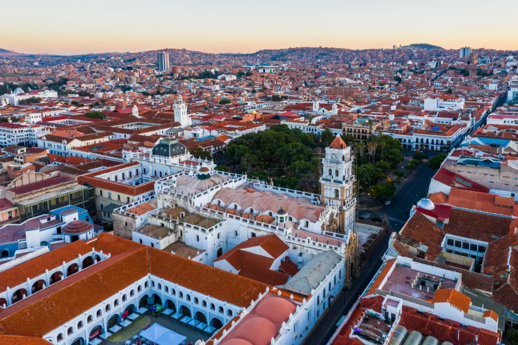 Vista aérea del centro colonial de Sucre con techos de teja e iglesias blancas, Bolivia