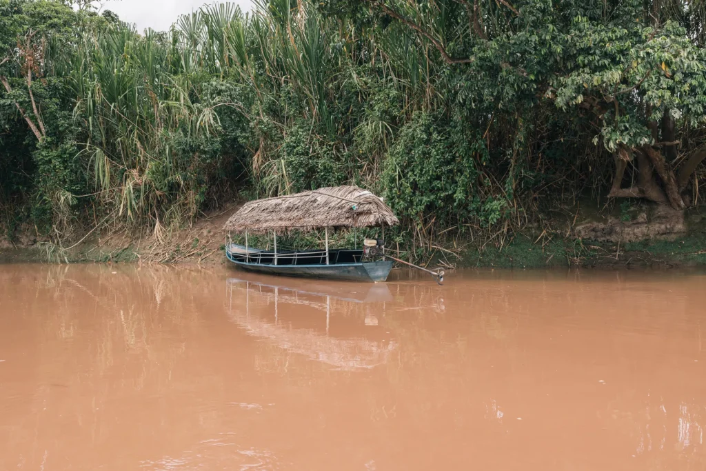 Bote con techo de palma en el río Mayo, región San Martín cercana a Tarapoto, Perú