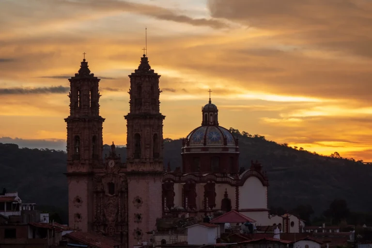 Templo de Santa Prisca en Taxco al amanecer, Guerrero, México