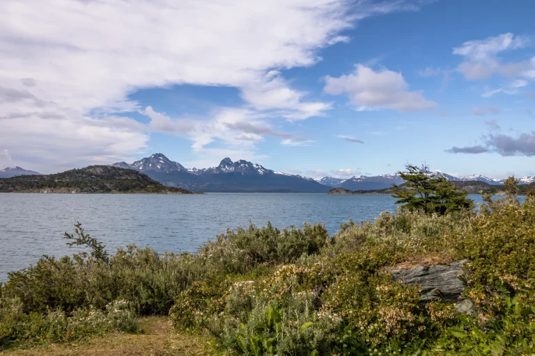 Bahía Lapataia con montañas en el Parque Nacional Tierra del Fuego, Argentina