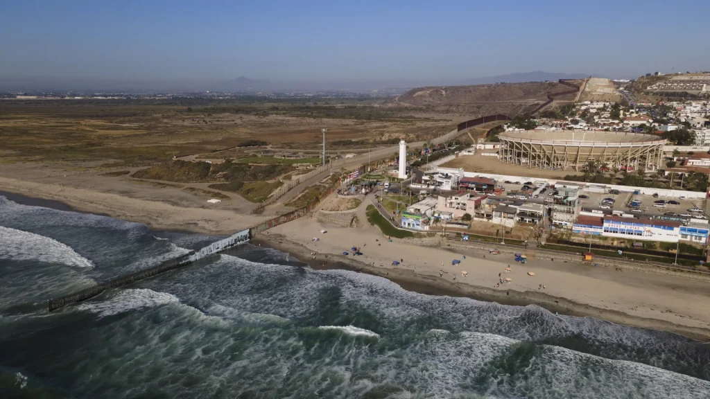 Vista aérea de Playas de Tijuana y la costa del Pacífico, Baja California, México