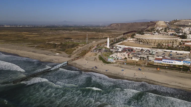 Vista aérea de Playas de Tijuana y la costa del Pacífico, Baja California, México