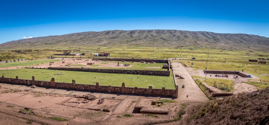 Ruinas del sitio arqueológico precolombino de Tiwanaku en el altiplano, Bolivia