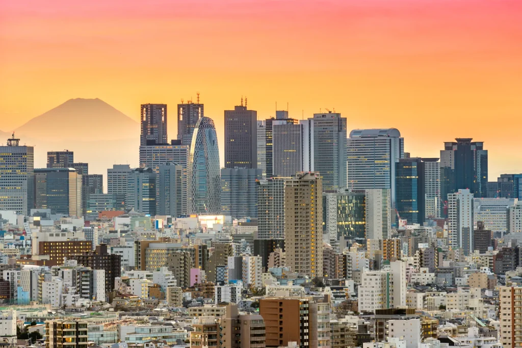 Rascacielos de Tokio con el monte Fuji al fondo al atardecer, Japón
