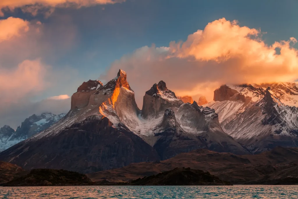Cuernos del Paine iluminados al amanecer en el Parque Nacional Torres del Paine, Chile