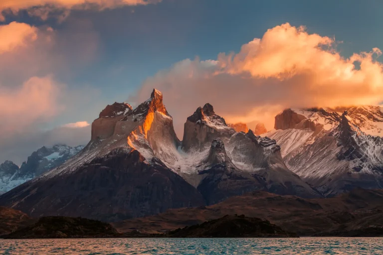 Cuernos del Paine iluminados al amanecer en el Parque Nacional Torres del Paine, Chile