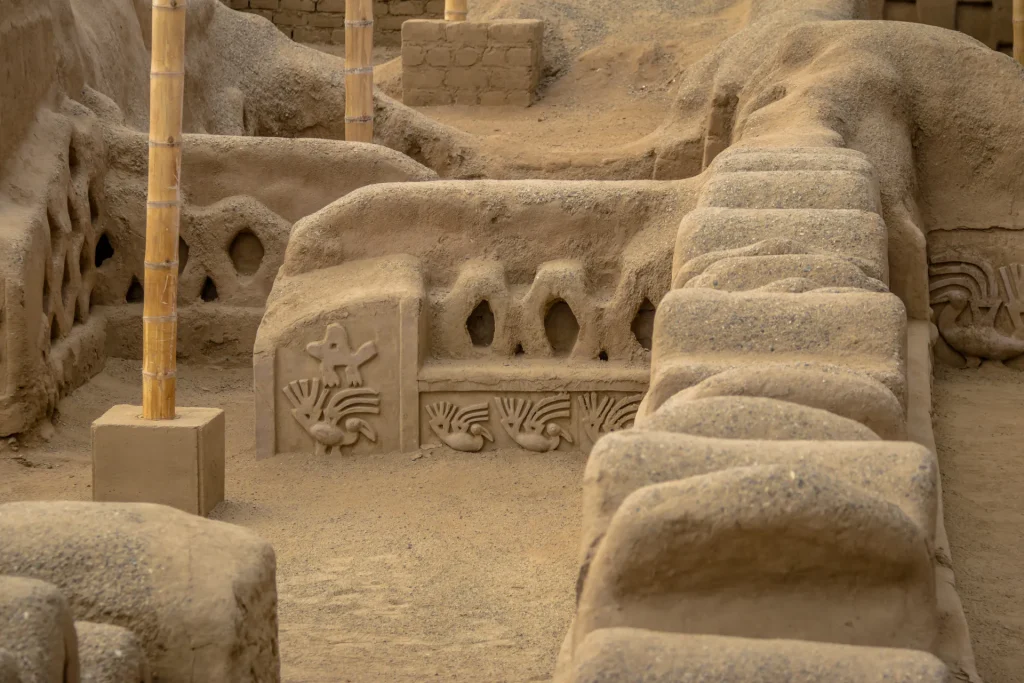 Muros de adobe con relieves en la ciudadela de Chan Chan, Trujillo, Perú