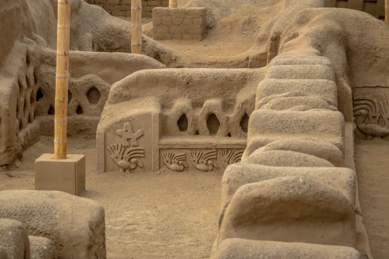 Muros de adobe con relieves en la ciudadela de Chan Chan, Trujillo, Perú