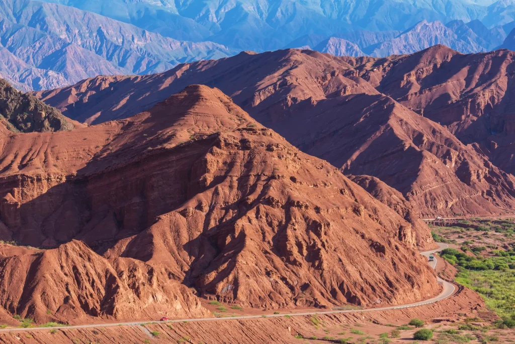 Cerros rojizos de los Valles Calchaquíes, ruta turística que conecta Tucumán con Cafayate, Argentina