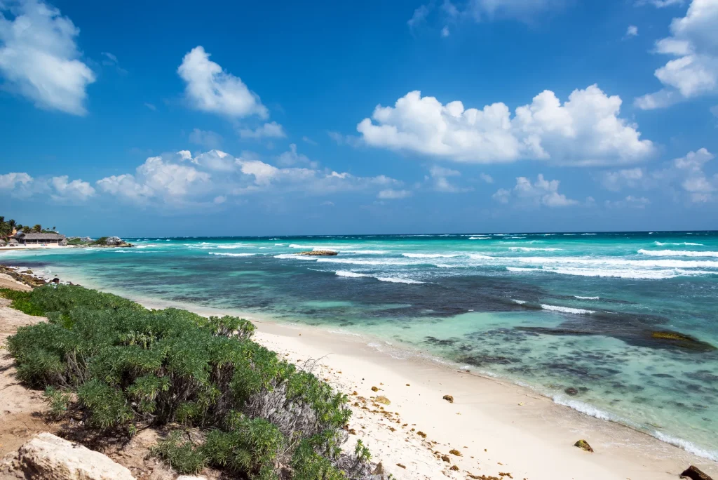 Playa de arena blanca y mar Caribe turquesa en Tulum, México