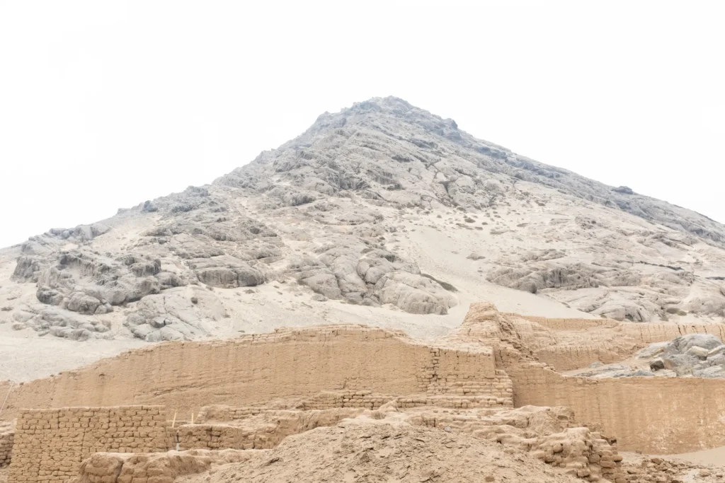 Huaca de adobe de la cultura mochica en el norte de Perú, la misma cultura del Señor de Sipán