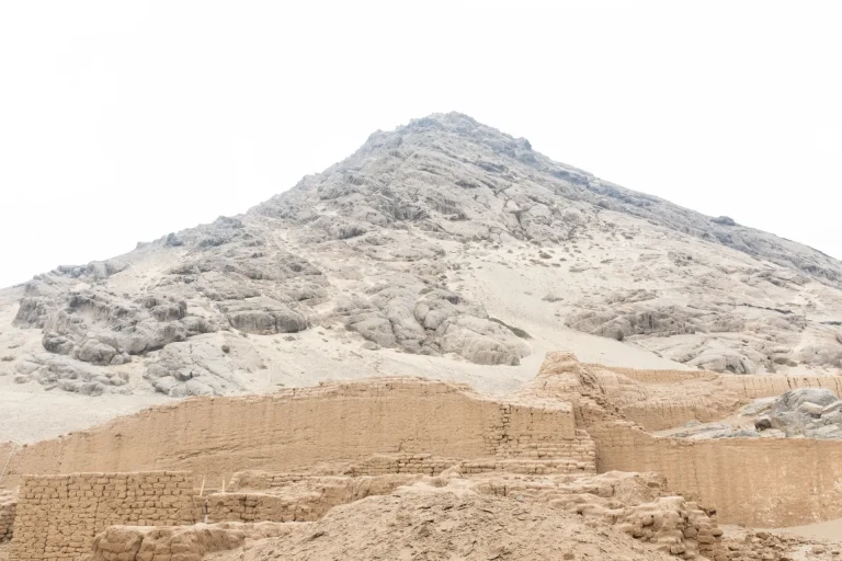Huaca de adobe de la cultura mochica en el norte de Perú, la misma cultura del Señor de Sipán
