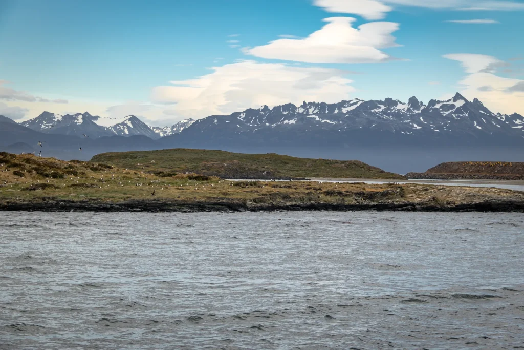 Islas y montañas nevadas del Canal Beagle en Ushuaia, Tierra del Fuego, Argentina