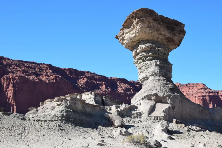 Formación rocosa El Hongo en el Parque Ischigualasto (Valle de la Luna), San Juan, Argentina