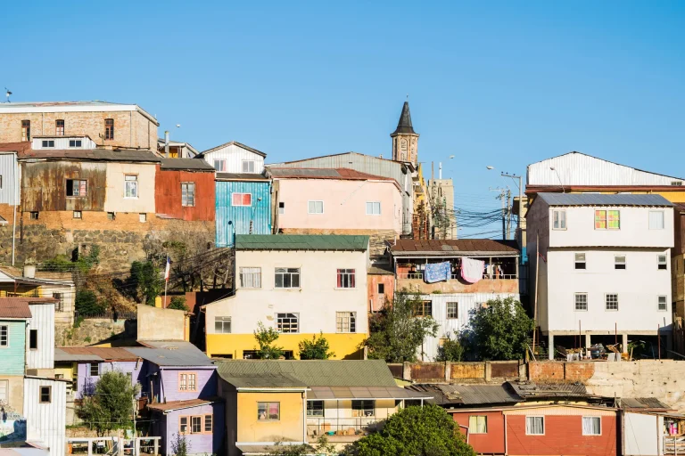 Casas coloridas en los cerros de Valparaíso, Chile
