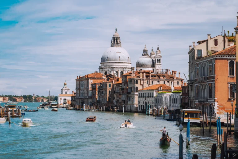 Gran Canal con góndolas y la basílica de Santa Maria della Salute, Venecia, Italia
