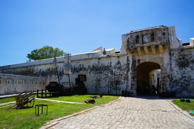 Fortificación colonial de piedra en un puerto del Golfo de México, similar al fuerte de San Juan de Ulúa en Veracruz