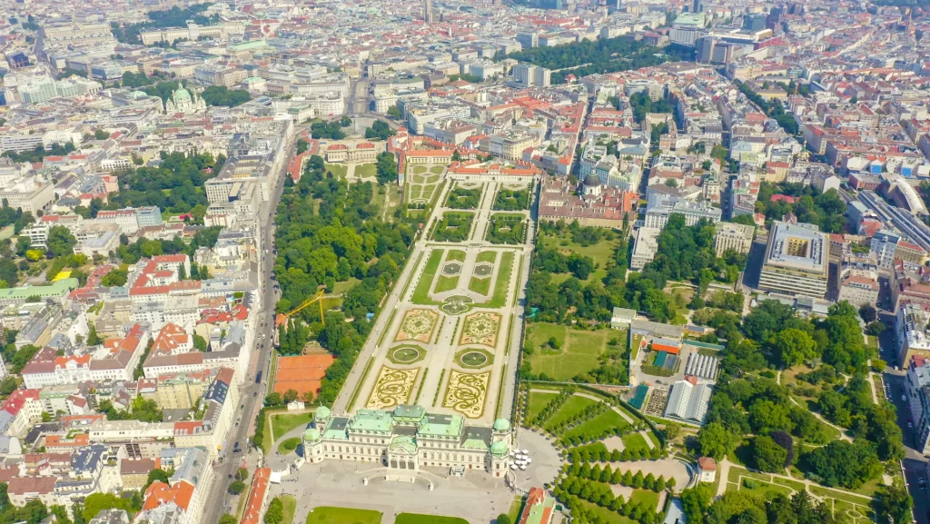Vista aérea del palacio Belvedere y sus jardines barrocos en Viena, Austria