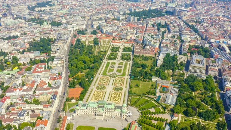 Vista aérea del palacio Belvedere y sus jardines barrocos en Viena, Austria