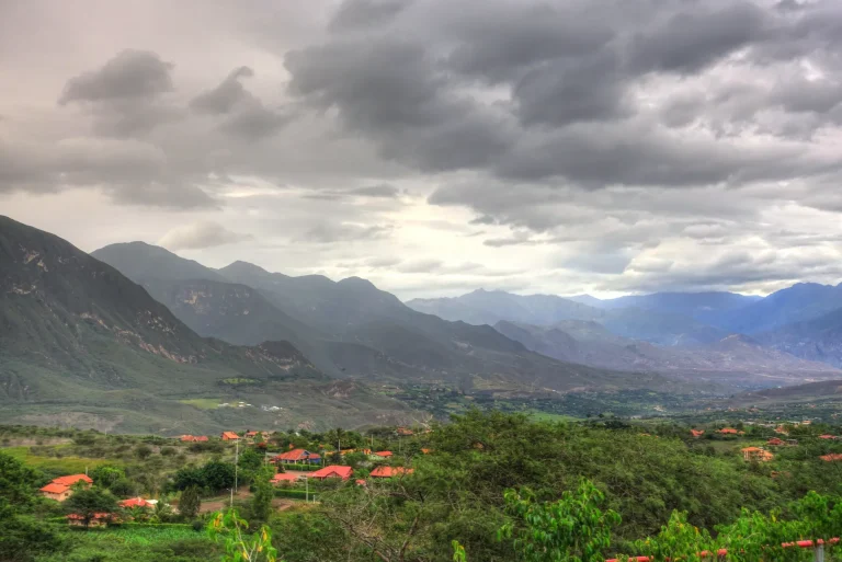 Valle andino verde con pueblo y montañas en el sur de Ecuador, como el valle de Vilcabamba