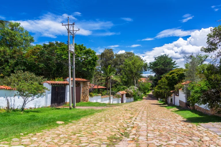 Calle empedrada y casas coloniales de Villa de Leyva, Colombia