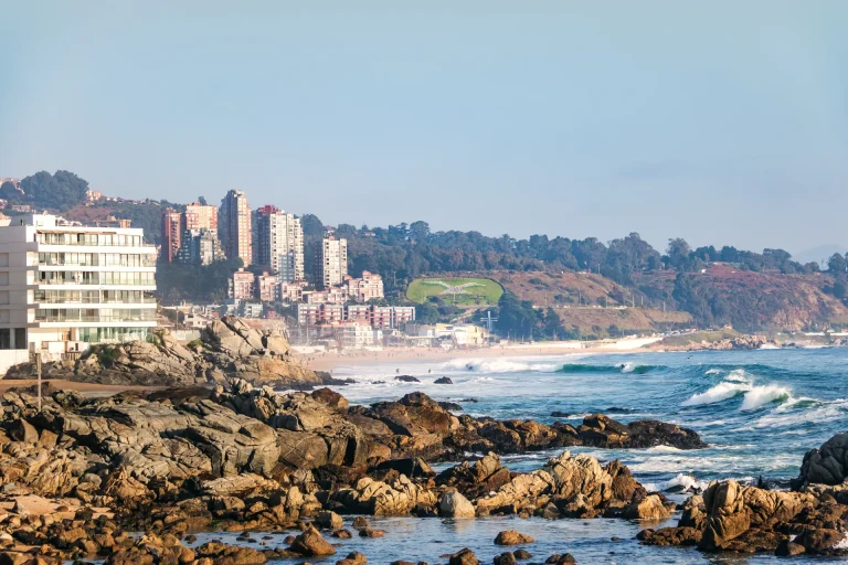 Costa rocosa y edificios de la playa de Reñaca, Viña del Mar, Chile