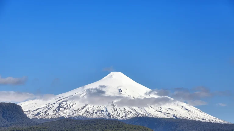 Vista panorámica del volcán Villarrica cubierto de nieve, Chile