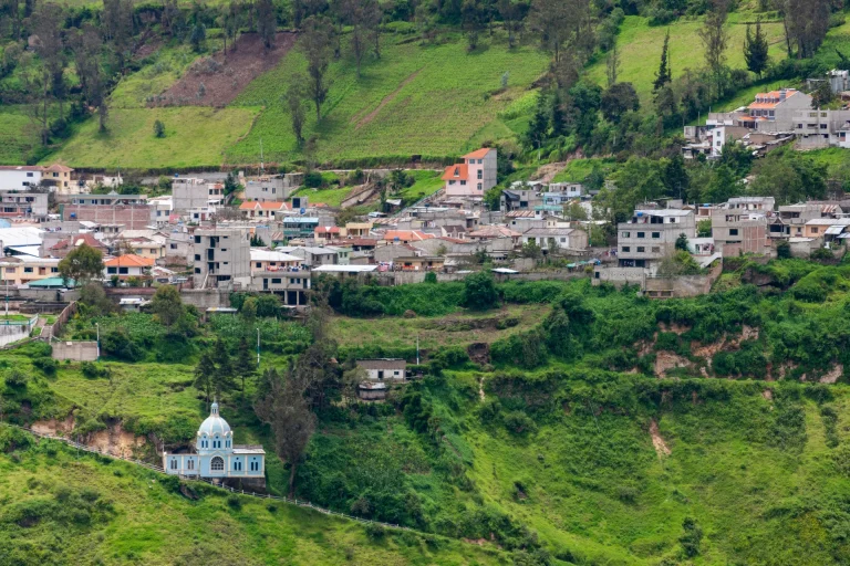 Pueblo andino en la ladera de una montaña verde en el sur de Ecuador, similar a Zaruma