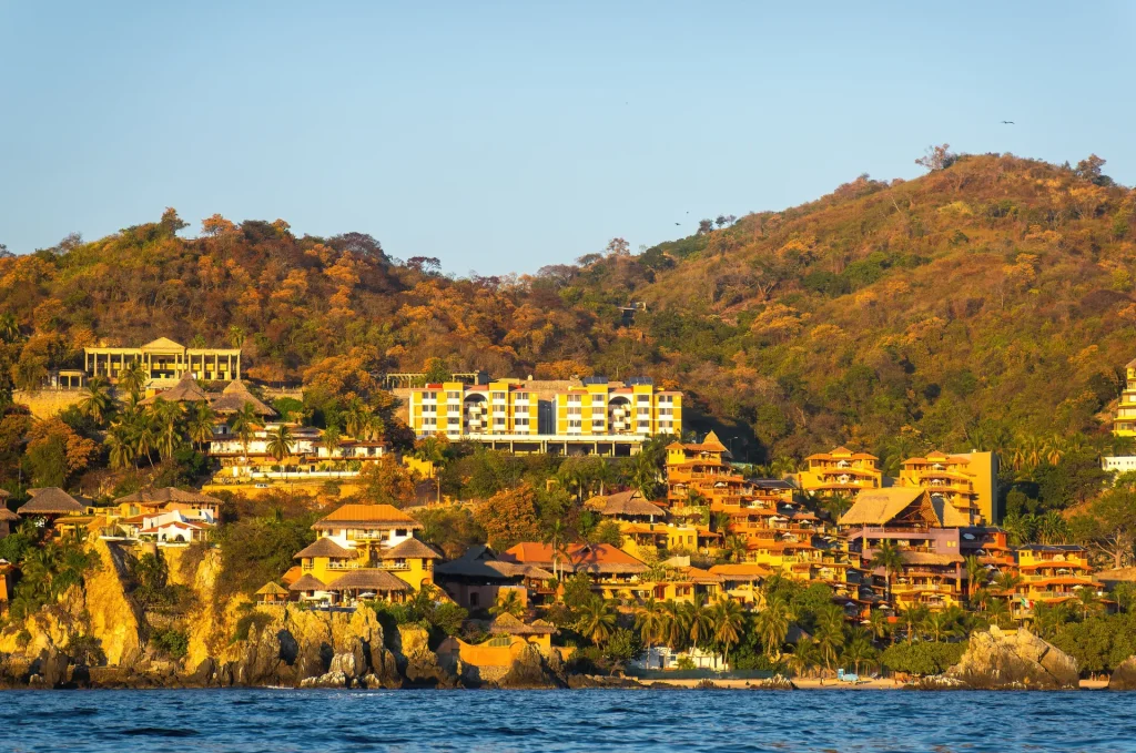 Hoteles en la ladera frente a la bahía de Zihuatanejo, Guerrero, México