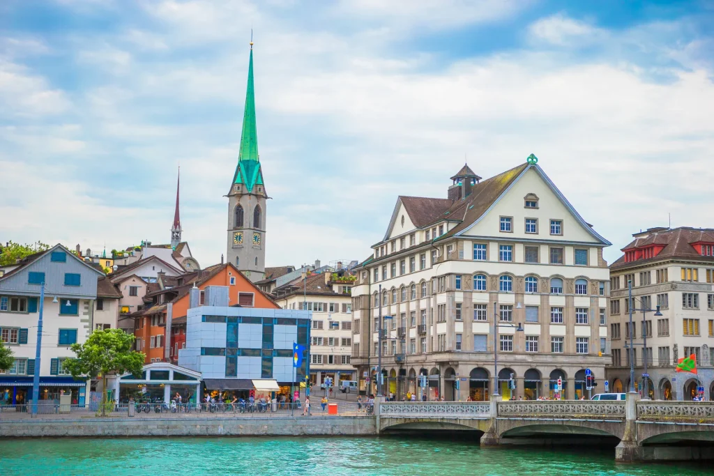 Iglesia Fraumünster y casas históricas junto al río Limmat en Zúrich, Suiza