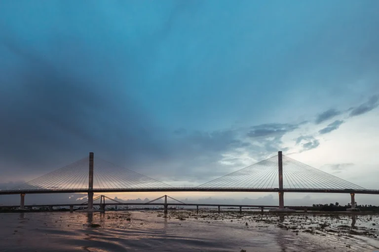 Puente Pumarejo sobre el río Magdalena en Barranquilla al atardecer