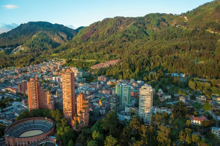 Bogotá con los cerros orientales al fondo