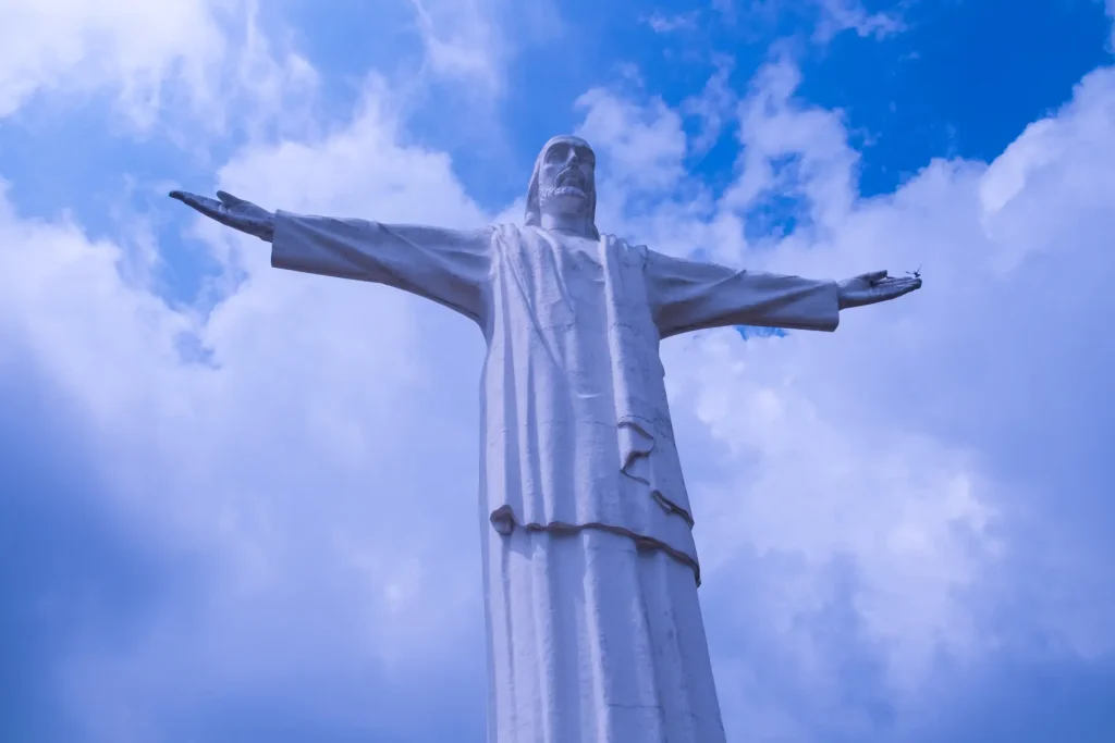Estatua de Cristo Rey sobre los cerros de Cali