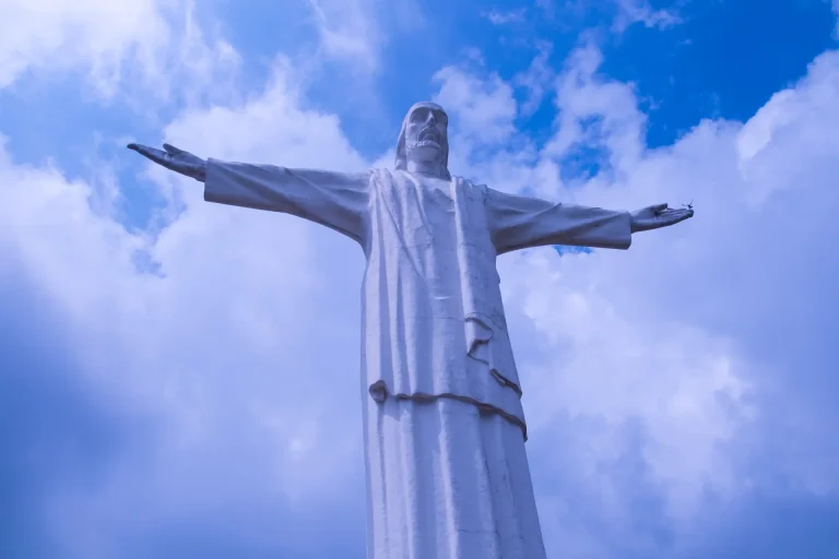 Estatua de Cristo Rey sobre los cerros de Cali