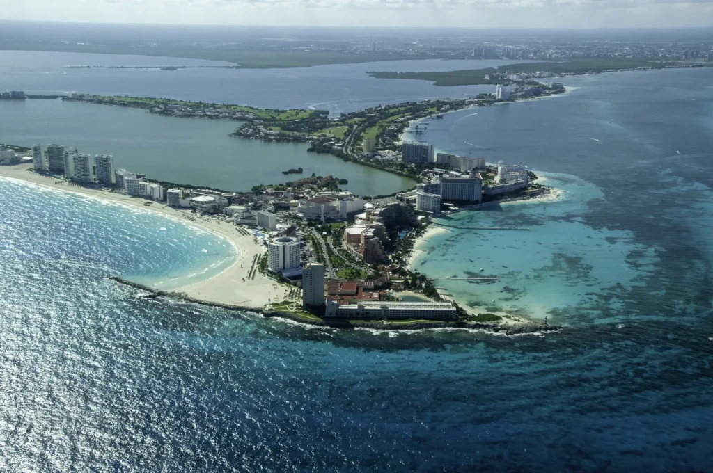 Vista aérea de Punta Cancún y la zona hotelera
