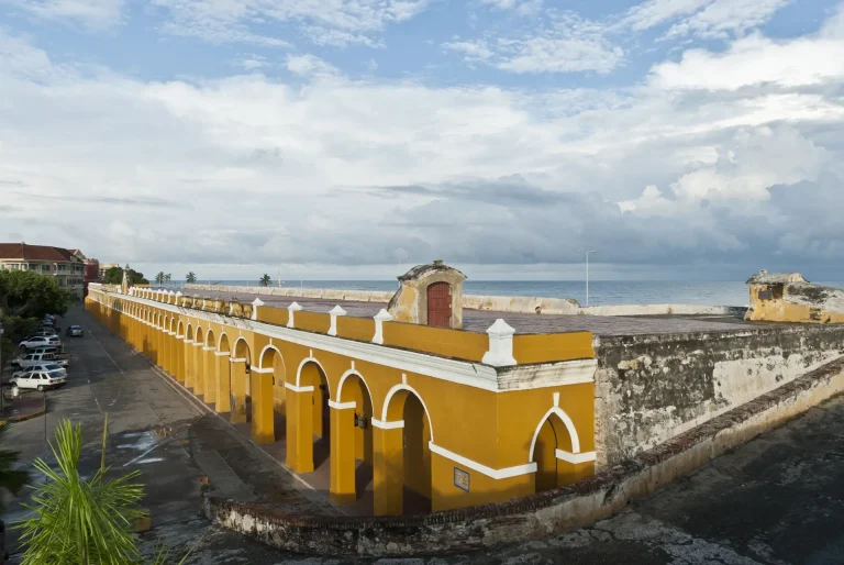 Murallas de Cartagena frente al mar Caribe