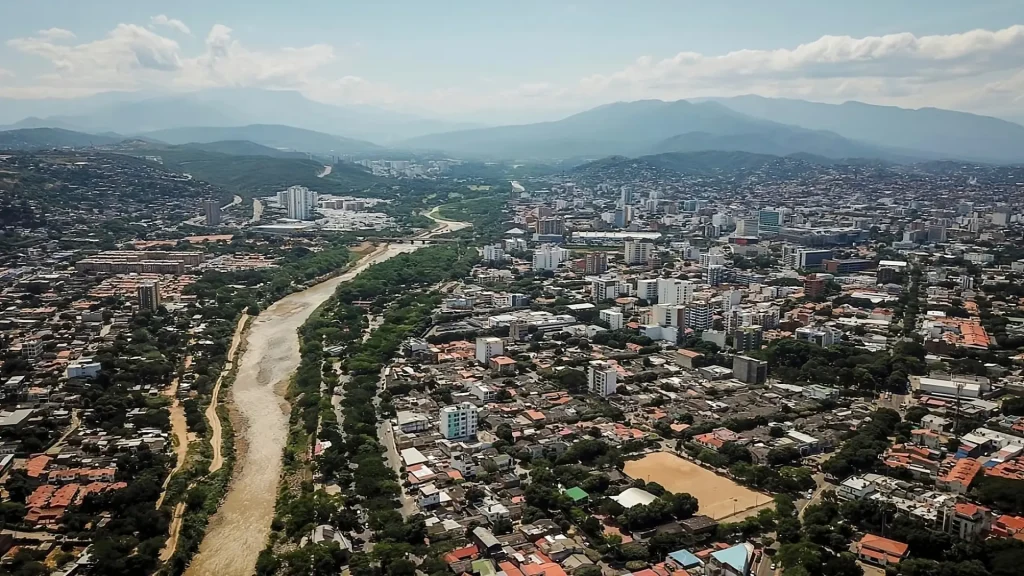 Vista aérea de Cúcuta y el río Pamplonita