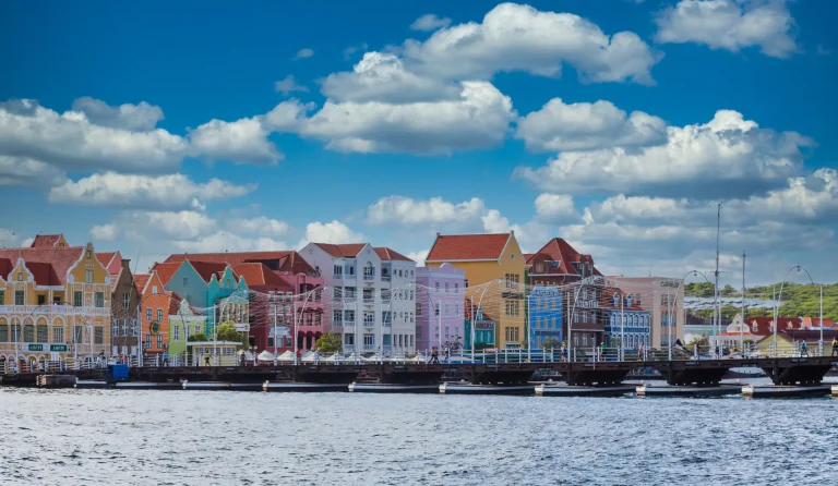 Fachadas de colores en Willemstad, Curazao