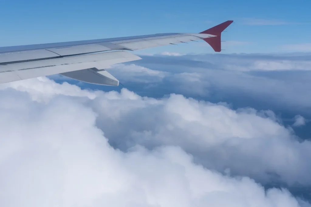 Ala de avión sobre las nubes vista desde la ventanilla