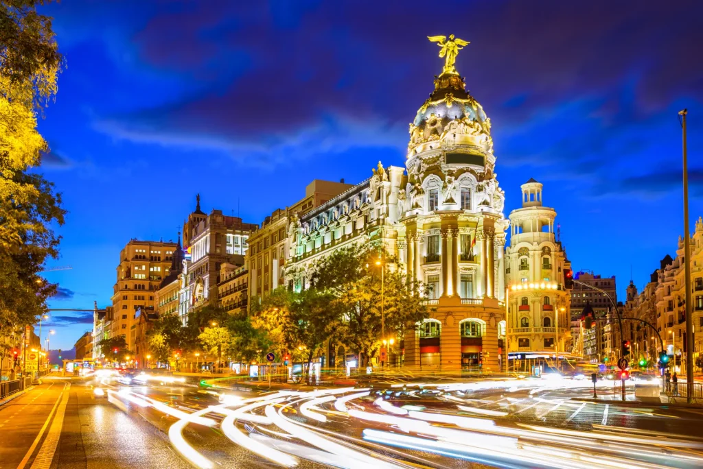 Edificio Metrópolis en la Gran Vía de Madrid al anochecer
