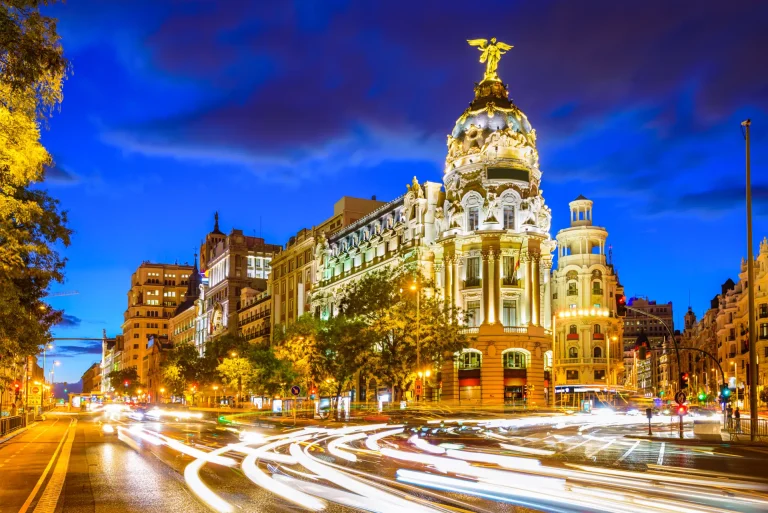Edificio Metrópolis en la Gran Vía de Madrid al anochecer