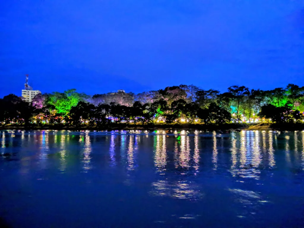 Río Sinú y la Ronda del Sinú iluminada en Montería