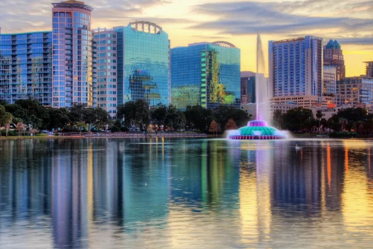 Lago Eola y su fuente en el centro de Orlando