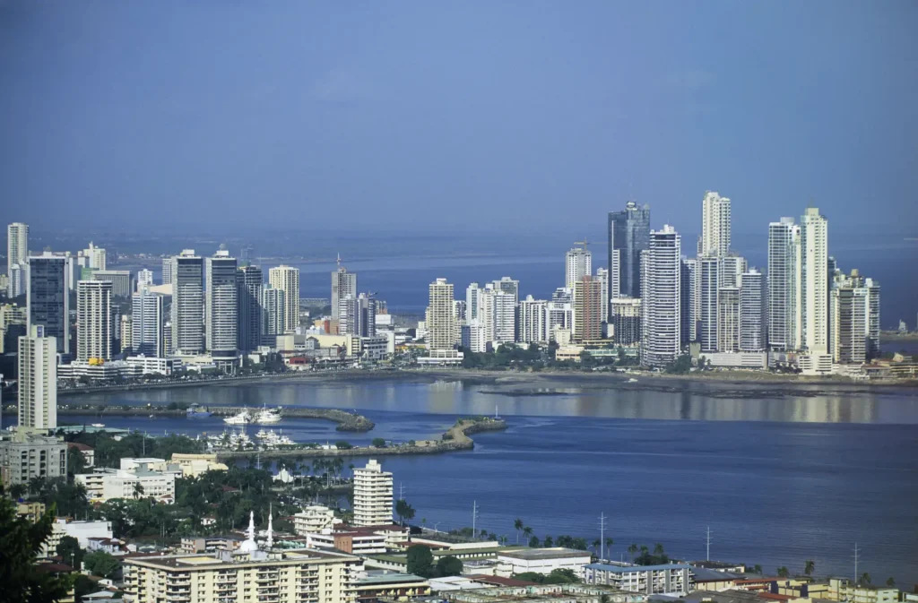 Rascacielos de Ciudad de Panamá frente al mar