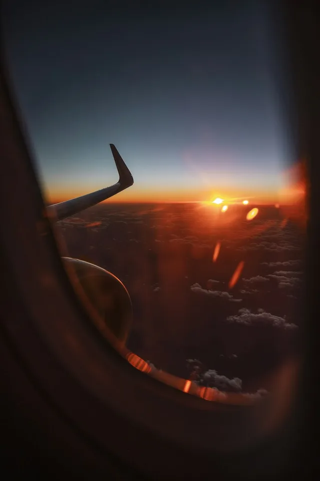 Vista desde la ventana de un avión al atardecer
